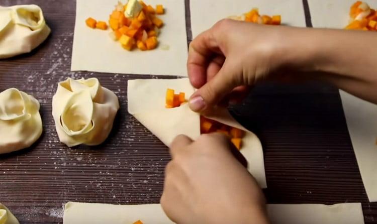 Ikonekta ang mga kabaligtaran na sulok ng masa upang makagawa ng isang parisukat.