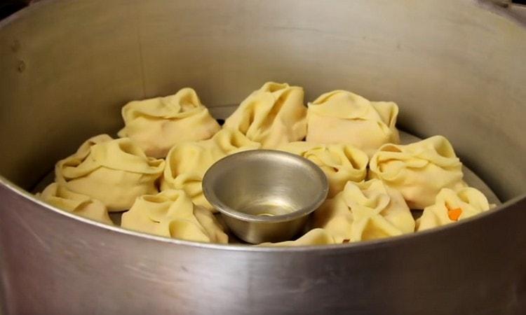 Inilalagay namin ang manti sa mantle at nagluluto.