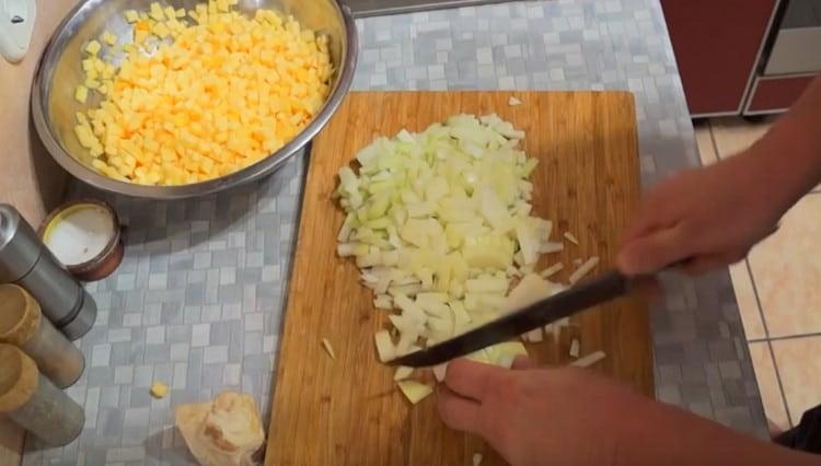 Смелете лука, добавете към тиквата.