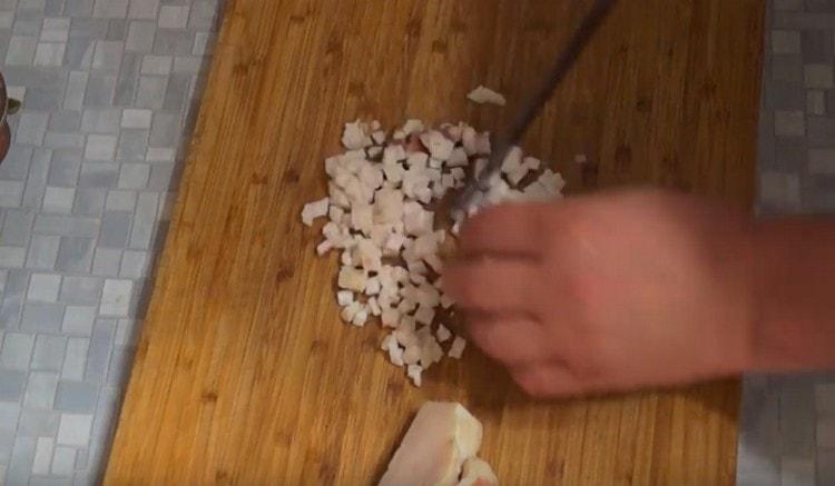 Нарязахме малко парче курдюк.