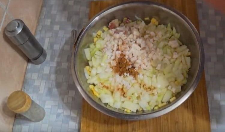 Добавете червения пипер.