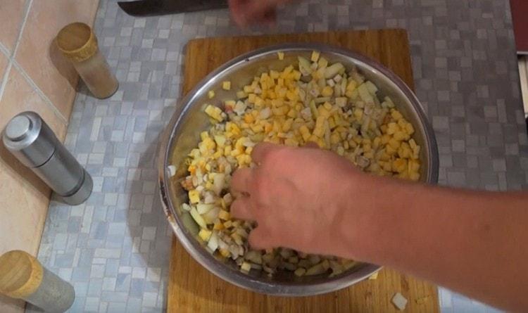 Разбъркайте старателно и омесете пълнежа с ръце.