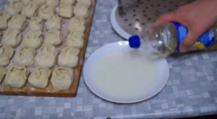 Изсипете растително масло в чиния.