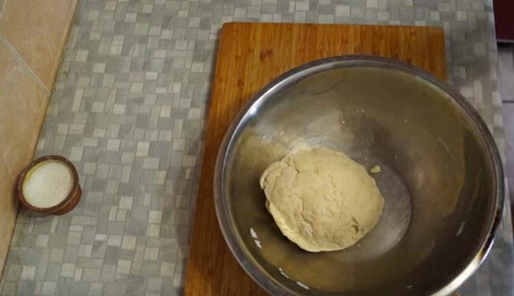 Готовото тесто трябва да е много готино.