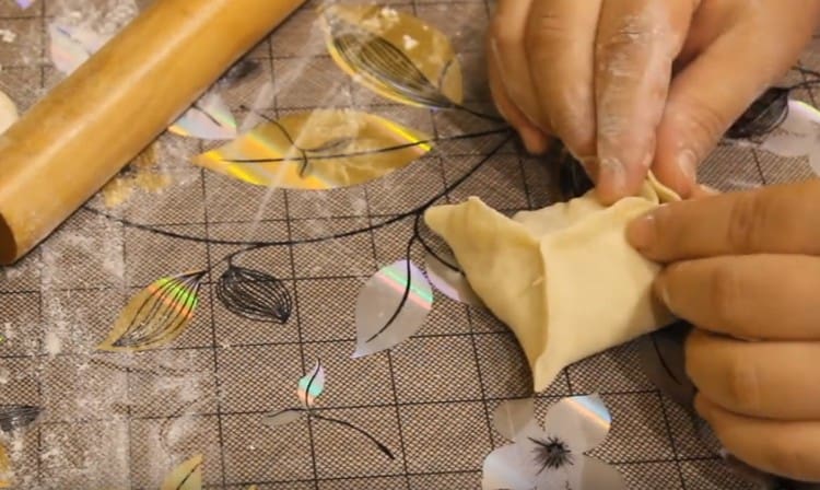 Защипваме краищата на тортата, така че да получим квадрат.