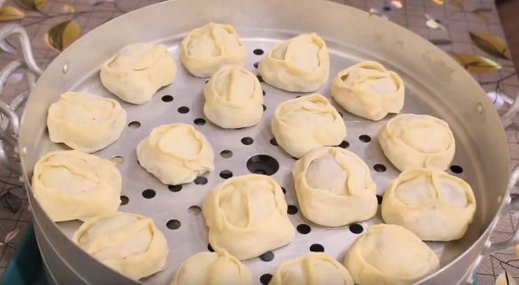 Разстиламе манти в намаслените палети с мантия.