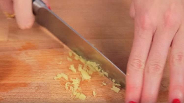 Como raiz de gengibre finamente picada.