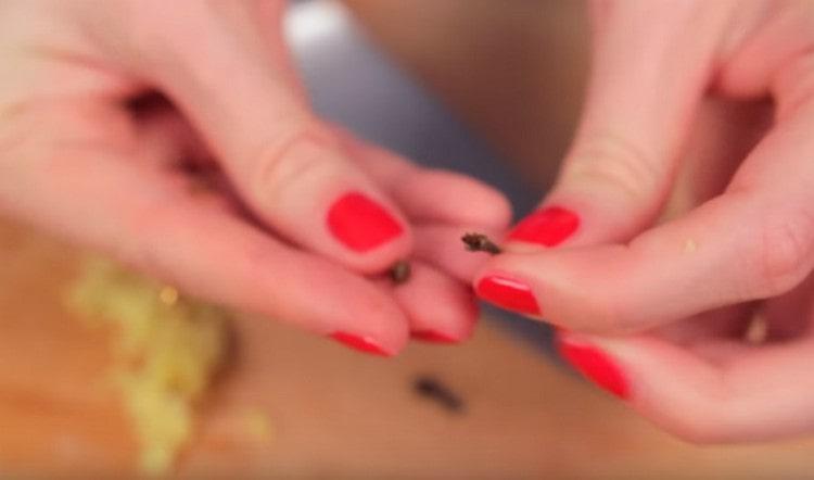 Moer o cravo da maneira conveniente.