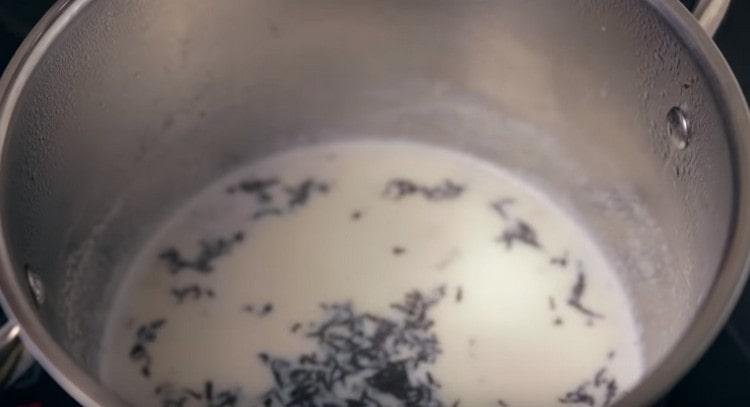 Por último, adicione chá preto à mistura.