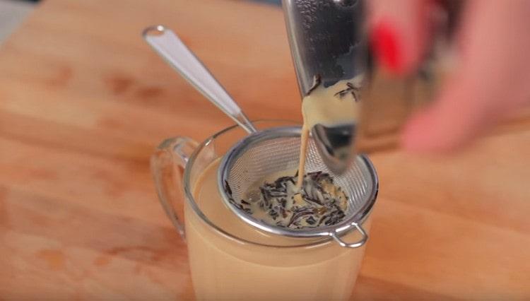 Antes de servir, é melhor coar a bebida.