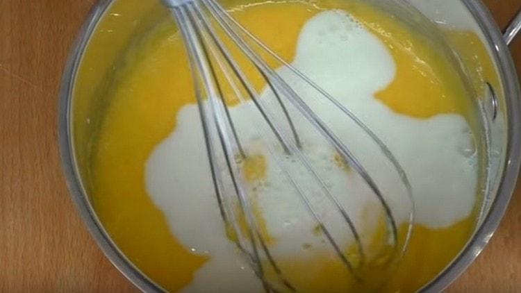 In die Eimasse geben wir Milch.