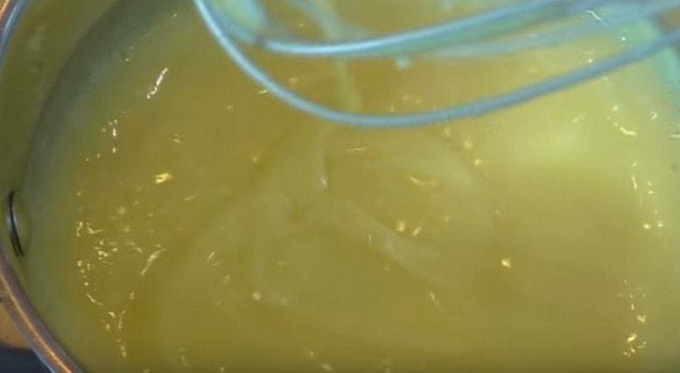 Kochen Sie die Masse, bis sie eingedickt ist.