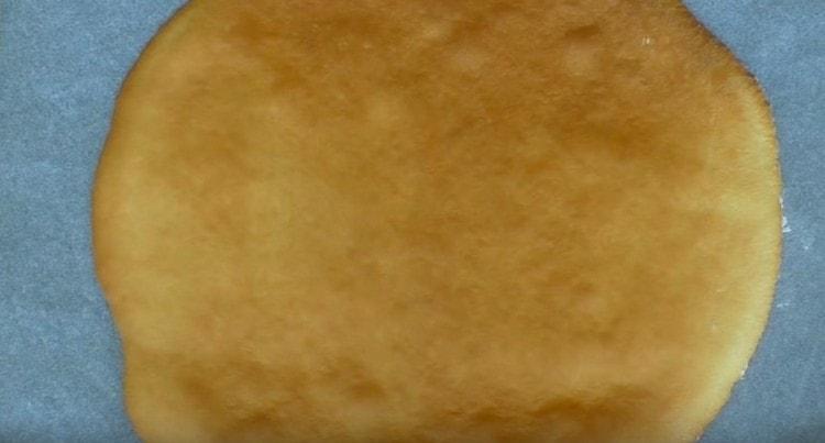 Den Kuchen goldbraun backen.