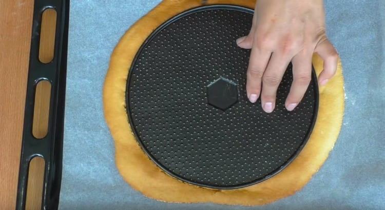 Aus dem heißen Kuchen schneiden wir mit der Form das Werkstück.