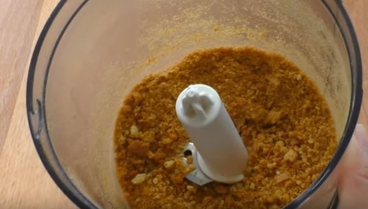 Mahlen Sie die Kuchenscheiben mit einem Mixer in Krümel.
