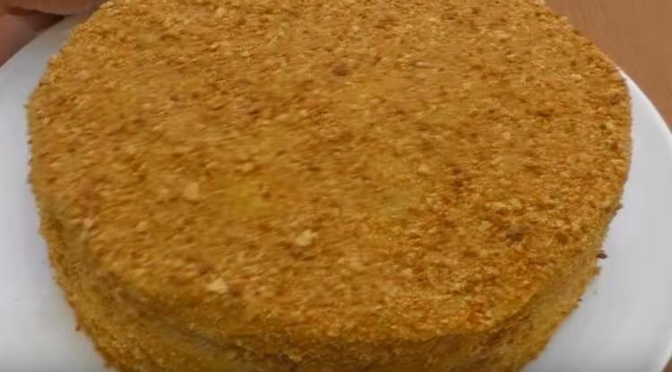 Streuen Sie Krümel oben und an den Seiten des Kuchens.