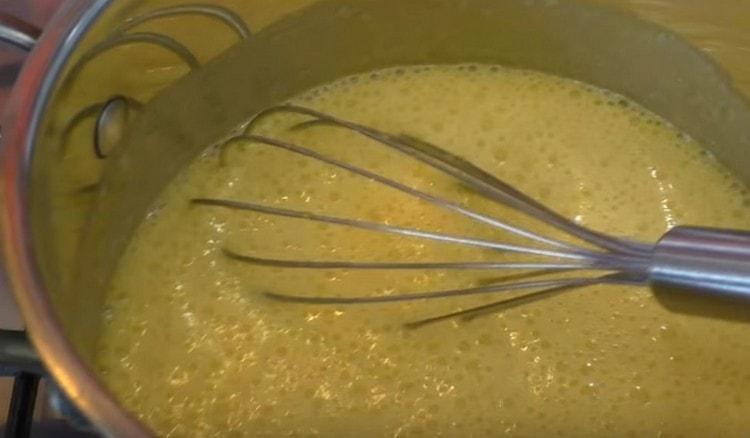 Nachdem der Zucker aufgelöst ist, fügen Sie der Masse Soda hinzu, es wird aufhellen.