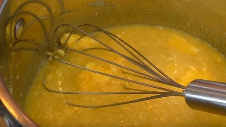 Mischen Sie alle Komponenten und senden Sie an ein kleines Feuer.