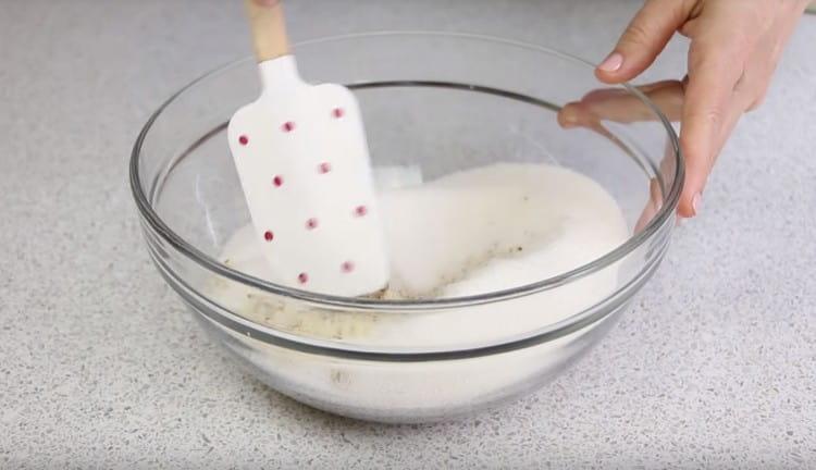 Amestecați firimiturile de migdale cu zahărul.