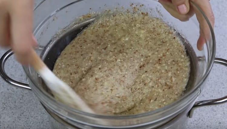 Punem masa într-o baie cu apă și se încălzește, amestecând.