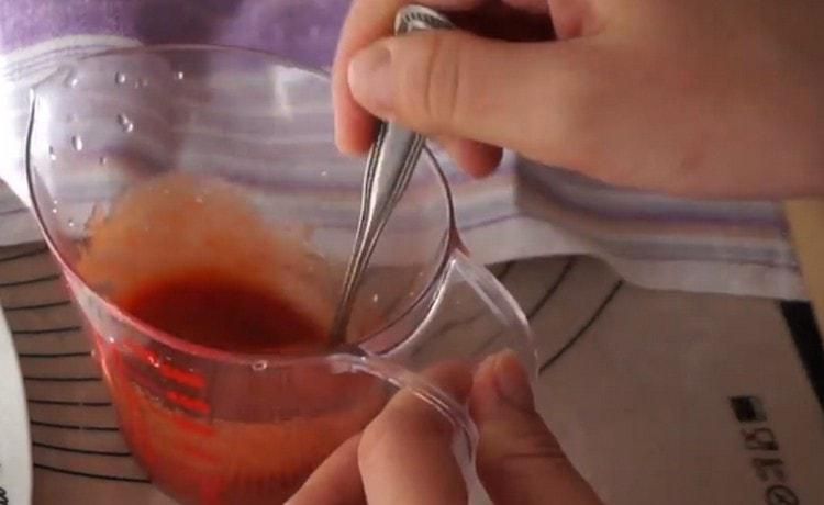 Se adaugă oregano, sare în sucul de roșii, se amestecă.