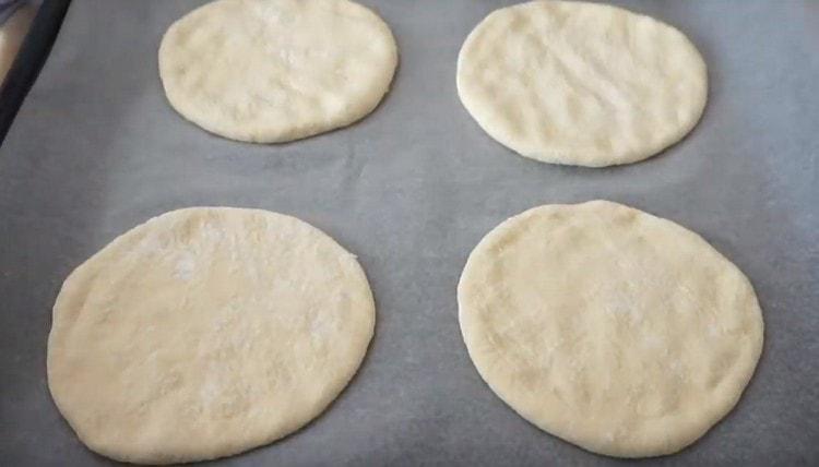 Întindem golurile pe o foaie de copt acoperită cu hârtie pergament.