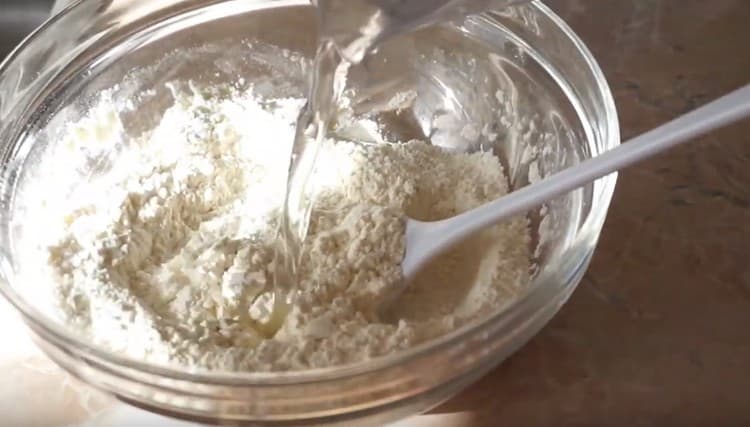 Adăugați apă la ingredientele uscate.