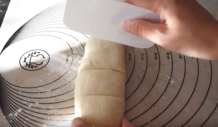 Împărțiți aluatul în 4 părți.