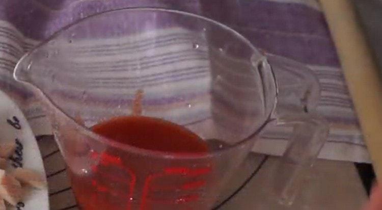 Vom folosi sucul de roșii ca sos.