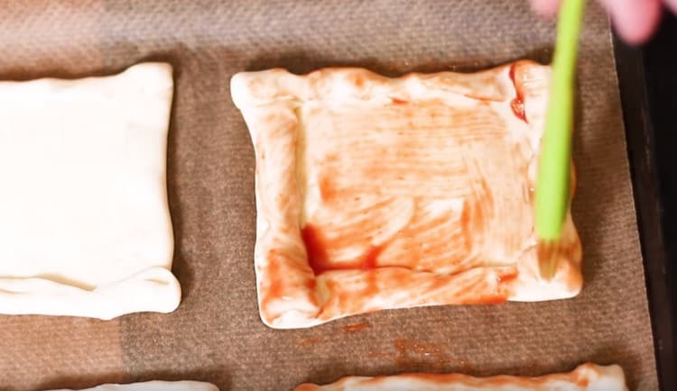 Ungeți aluatul cu ketchup.