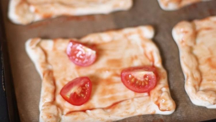 Întindem feliile de roșii cherry pe piesa de prelucrat.