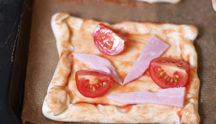 Apoi, adăugați feliile de șuncă.