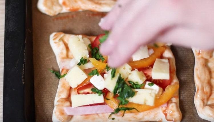 Presărați semifabricatele cu verdeață deasupra.