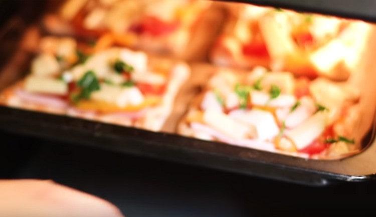 Trimitem pizza la cuptor.