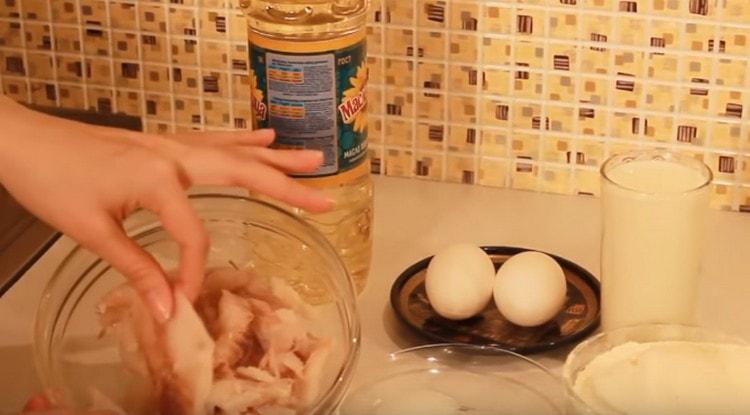 Половинното филе трябва да се нарязва на малки парченца.