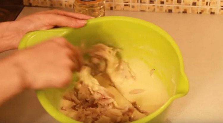 Слагаме рибни филийки право в тестото.