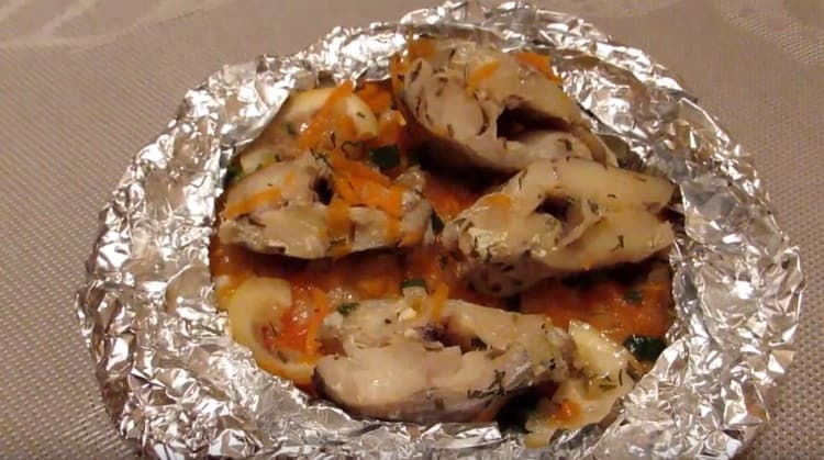 Полокът, приготвен във фолио във фурната според тази рецепта, се оказва сочен.