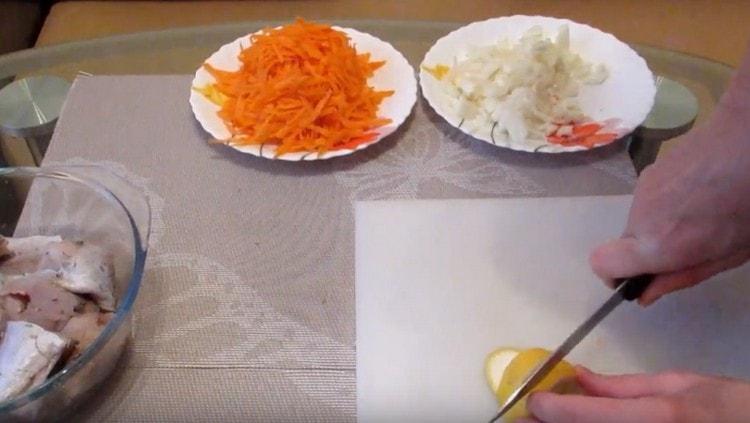 Нарежете лимона на тънки кръгчета.