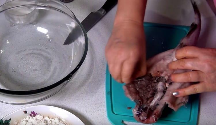 Nous nettoyons et gobrons la carcasse de goberge.