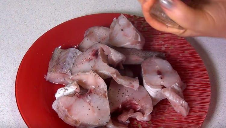 Nous obtenons des morceaux de poisson de la saumure, du poivre.