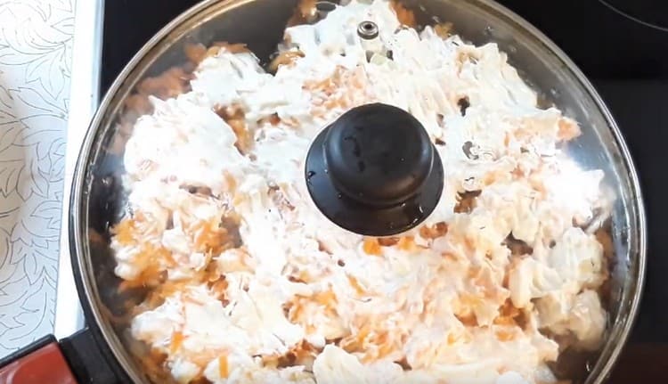 Coure el plat sota la tapa.