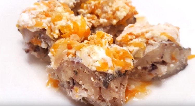 Pollock guisat amb pastanagues i cebes segons una recepta sembla resultar suau i tendre.