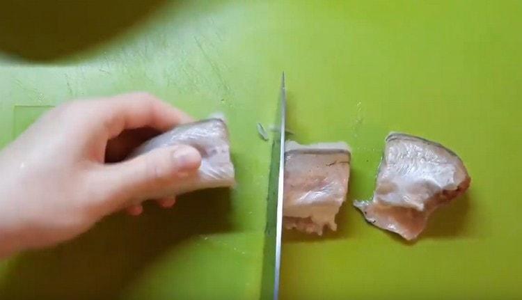 Tallem cada carcassa en 3 trossos.