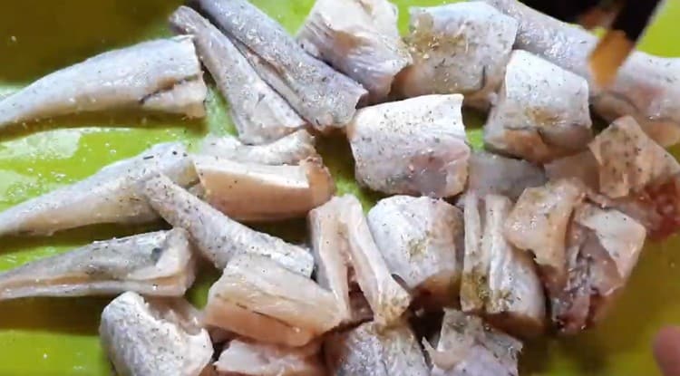 Salar un tros, condimentar amb espècies de peix.