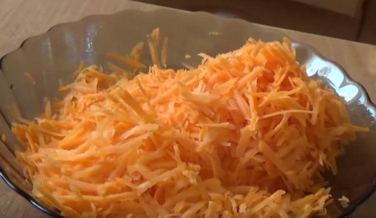 Ratllar les pastanagues.