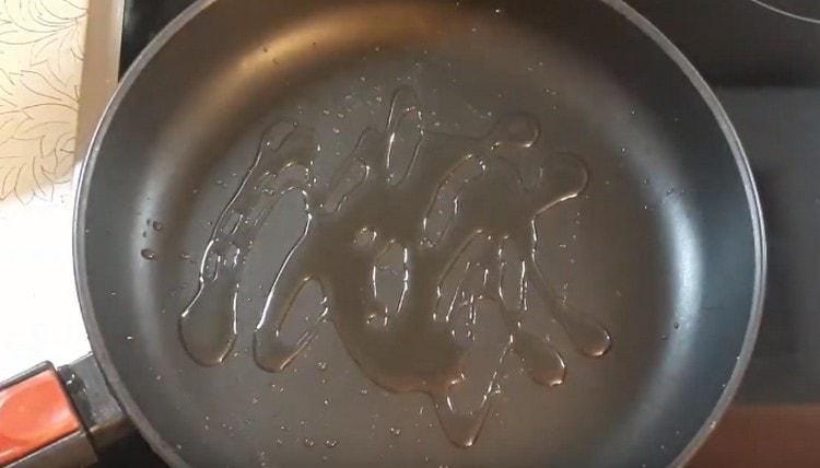 Escalfeu la cassola amb oli vegetal.