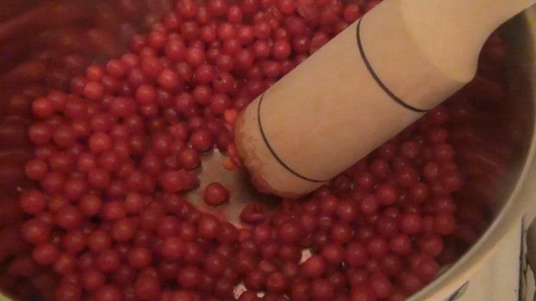 coloque as frutas em uma panela e amasse-as com uma paixonite.