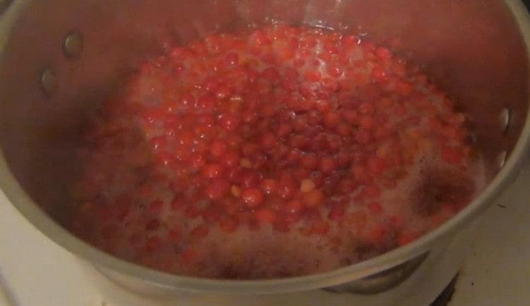 Deixe a bebida ferver.