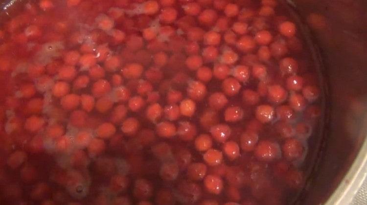 desligue a panela, tampe e deixe a bebida fermentar.