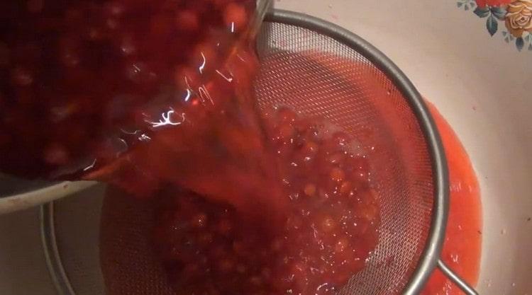 O suco pronto do viburno deve ser filtrado.